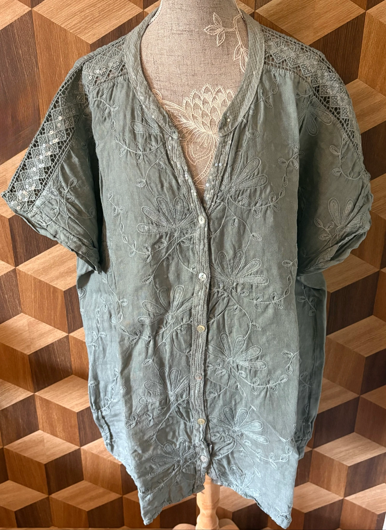 Blouse turquoise avec broderies 